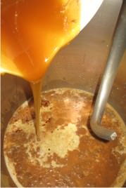 les ingrédients du pain d'épices sont versés