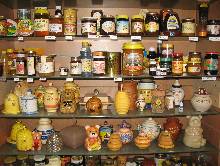 Une partie de la vitrine des pots à miel