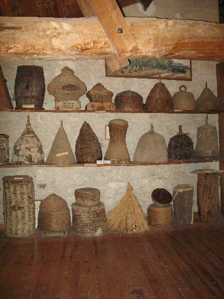 Une infime partie de la collection de ruches traditionnelles