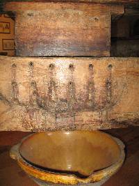 Piston et trous d'écoulement